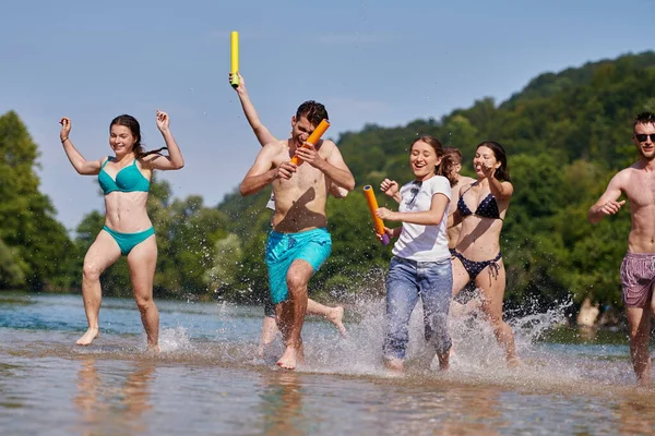 Bir grup mutlu arkadaş nehirde eğleniyor.