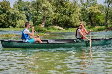 Arkadaşlar vahşi bir nehirde kano yapıyorlar.