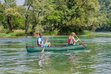 Arkadaşlar vahşi bir nehirde kano yapıyorlar.