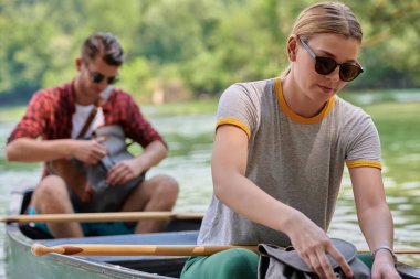 Arkadaşlar vahşi bir nehirde kano yapıyorlar.