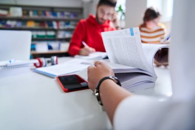 Modern üniversitenin tablet bilgisayarında okul projesi üzerinde çalışan öğrenciler grubu