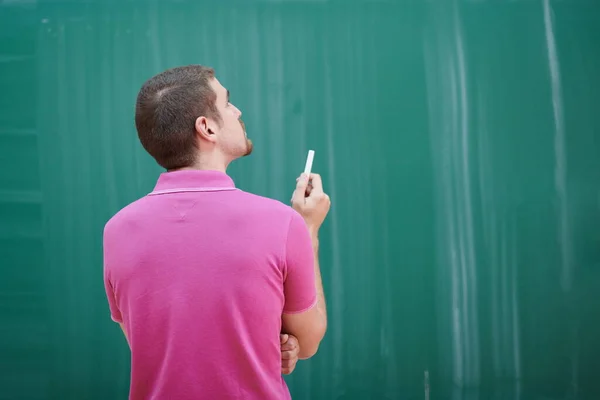 Der Student erledigt die Aufgabe im Vorstand — Stockfoto