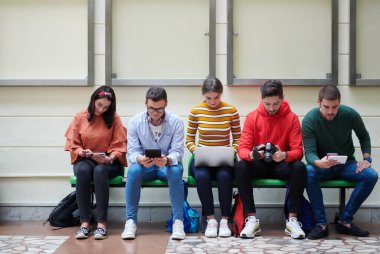 Öğrenciler okulda modern teknolojiyi proje yaratmak için kullanıyorlar