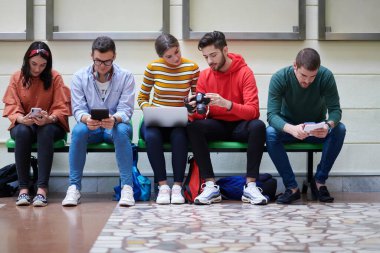 Öğrenciler okulda modern teknolojiyi proje yaratmak için kullanıyorlar