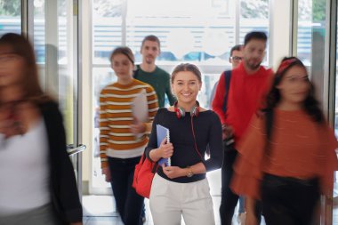 Okulda modern teknolojiye sahip yüksek lisans öğrencisi.