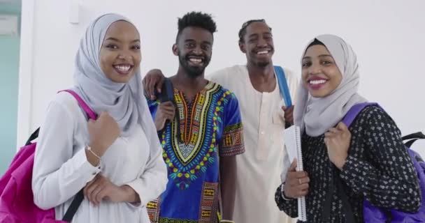 Estudiantes africanos en ropas tradicionales planeando y preparándose para la actividad universitaria — Vídeo de stock