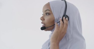 Afrikalı Müslüman müşteri temsilcisi kulaklıklı iş kadını müşteriyle çevrimiçi olarak yardım ve destek veriyor