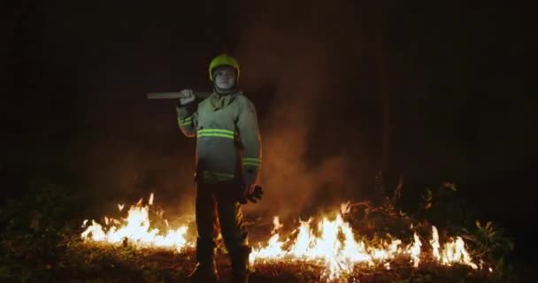 Teljes felszerelésű tűzoltó portréja, kezében tartja a baltát. — Stock videók