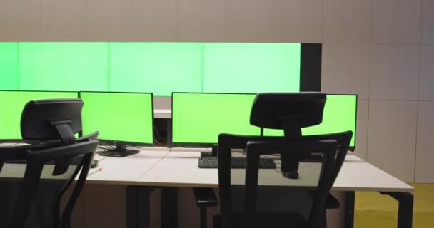 Oficina vacía, escritorio y sillas en un centro de datos de seguridad CCTV principal con pantalla verde y croma clave — Vídeo de stock