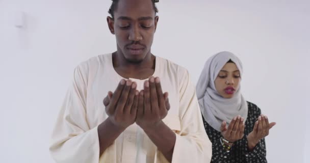 Africano casal muçulmano preto em casa no ramadã Fazendo tradicional Fatiha oração a Deus enquanto vestindo uma roupa de moda tradicional do Sudão em estúdio — Vídeo de Stock