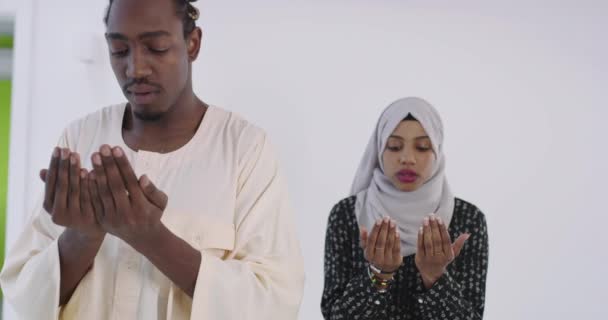 African black muslim couple at home in ramadan Making Traditional Fatiha Prayer To Allah God While Wearing A Traditional Sudan fashion clothes in studio — Stock Video