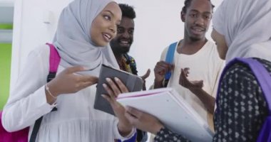 Geleneksel kıyafet planlama ve üniversitedeki etkinlik için hazırlık yapan Afrikalı öğrenciler