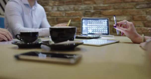 Üzletemberek találkozója kávézóban és projektmunka — Stock videók