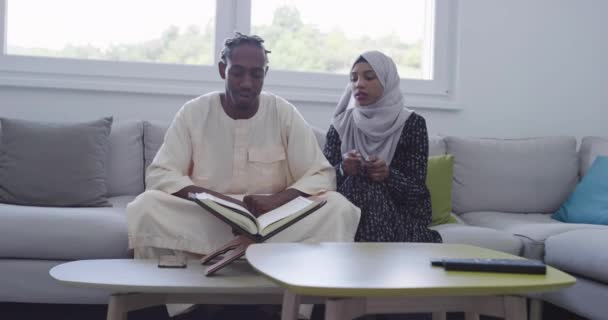 Pareja musulmana africana en casa en ramadán leyendo libro quran holly islam — Vídeo de stock