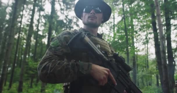 Yoğun ormanda tüfekli asker portresi — Stok video