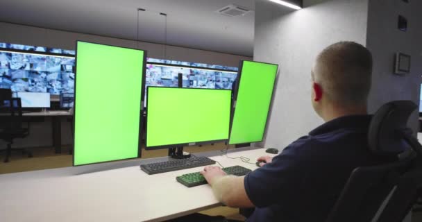Spécialiste de la sécurité du système travaillant au Centre de contrôle du système. La chambre est pleine d'écrans verts, d'écran chroma et de sécurité — Video