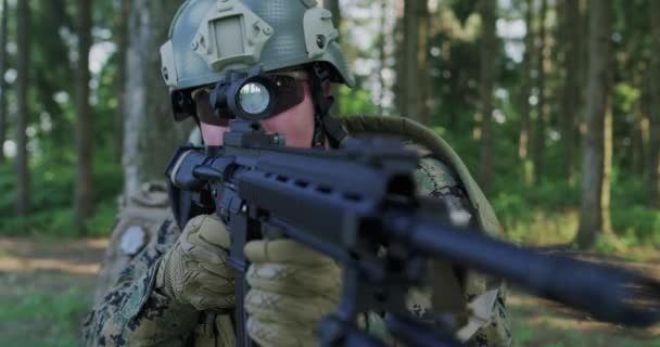 Soliders sık ormanda kendi hattını koruyor. Ormandaki üssü kurtarmak ve korumak için askeri harekat — Stok video