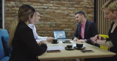 Bir kafede iş görüşmesi.
