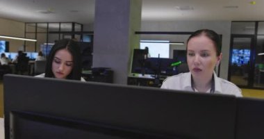 Güvenlik görevlileri gözetleme odasındaki kameraları izliyorlar.