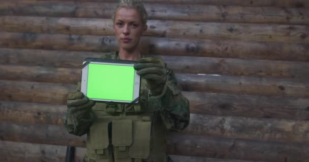 Tableta de pantalla verde utilizada por mujer soldado del ejército — Vídeos de Stock