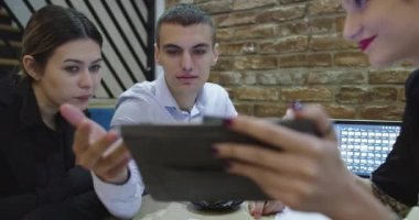 Bir kafede iş adamları buluşuyor.