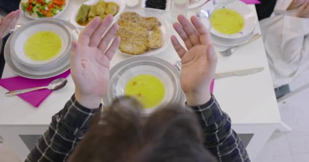 Моліться перед обідом іфата на Рамадані — стокове відео