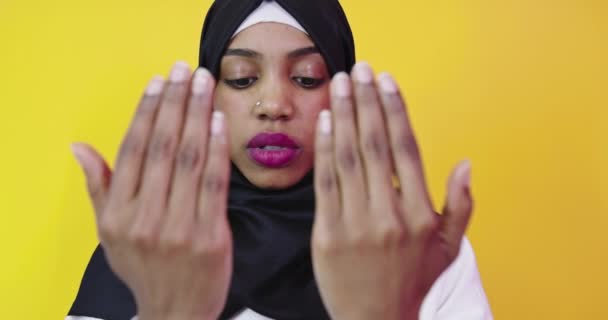 Afro-americana donna indossare hijab pregando — Video Stock