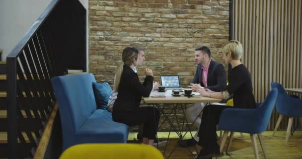 Συνάντηση επιχειρηματιών σε καφετέρια — Αρχείο Βίντεο