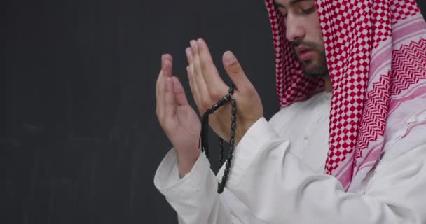 전통 의상을 입고 검은 칠판 앞에서 기도 하는 아라비아 의중 부 — 비디오