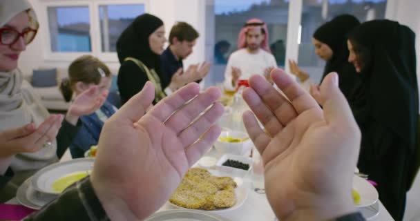 Rezar antes do jantar iftar no ramadã — Vídeo de Stock