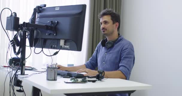 从事IT办公室打字数据计算机工作的程序员 — 图库视频影像