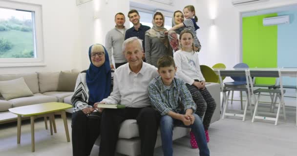 Várias gerações retrato da família muçulmana moderna feliz antes do jantar iftar durante a festa ramadã em casa — Vídeo de Stock