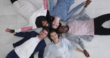 Bir grup çok ırklı öğrenci birlik gösteriyor