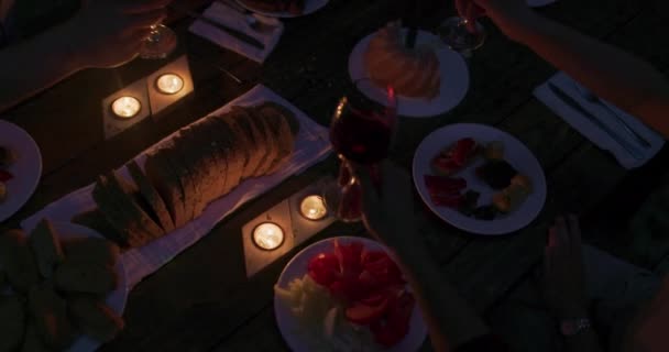 青春友谊理念- -夜间在河边手工烤红酒杯 — 图库视频影像