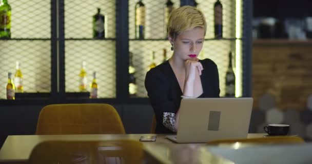 Geschäftsfrau arbeitet am Laptop im Coffeeshop — Stockvideo