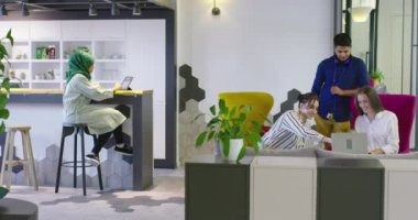 Modern bir şirkette çok ırklı iş arkadaşları toplantı yapıyor.