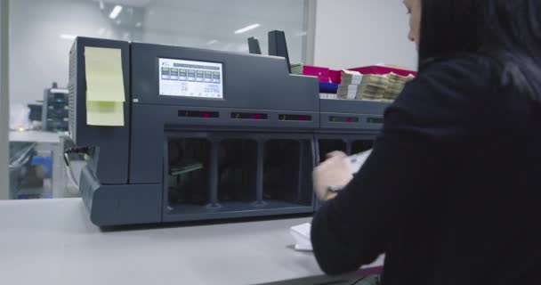 Работа с электронной машиной, используемой для подсчета денег — стоковое видео
