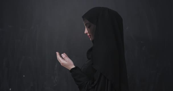 Πορτρέτο των όμορφων μουσουλμάνων γυναίκα στο μοντέρνο φόρεμα με μαντίλα κάνοντας παραδοσιακή προσευχή στο Θεό — Αρχείο Βίντεο