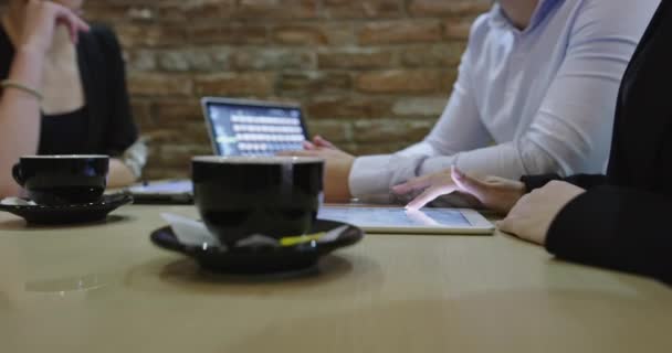 Gropu av affärsmän möte i café och arbetar med projekt närbild på händerna — Stockvideo