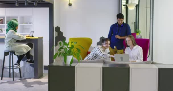 Colegas multiétnicos em uma empresa startup moderna ter reunião — Vídeo de Stock