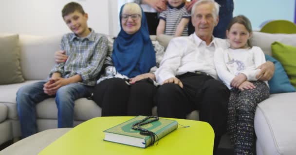 Meerdere generaties portret van gelukkig moderne moslim familie voor iftar diner tijdens ramadan feest thuis — Stockvideo