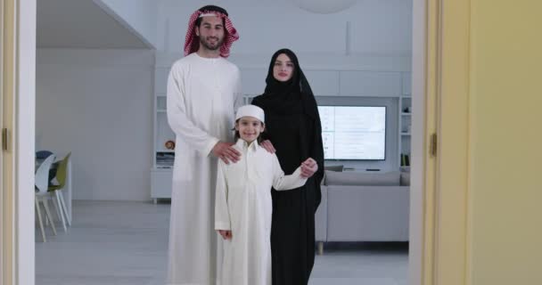 Μουσουλμανικό οικογενειακό πορτρέτο με παιδί στο σύγχρονο σπίτι — Αρχείο Βίντεο