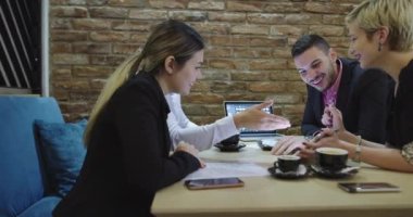 Bir kafede iş görüşmesi.