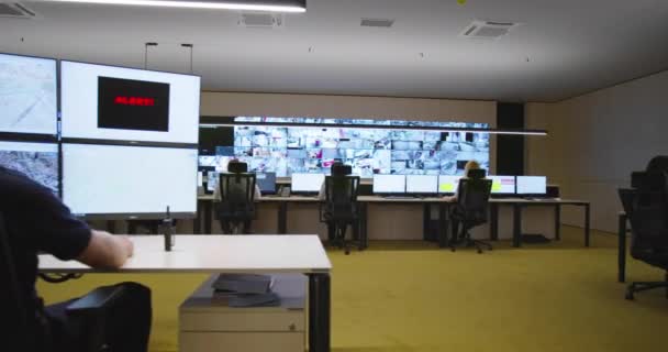 Guardias de seguridad monitoreando cámaras de CCTV modernas en la sala de vigilancia — Vídeo de stock