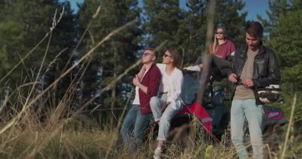 Jovens amigos se divertindo ao sol da manhã — Vídeo de Stock