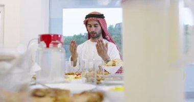 Müslüman bir aile Ramazan ziyafeti çekiyor