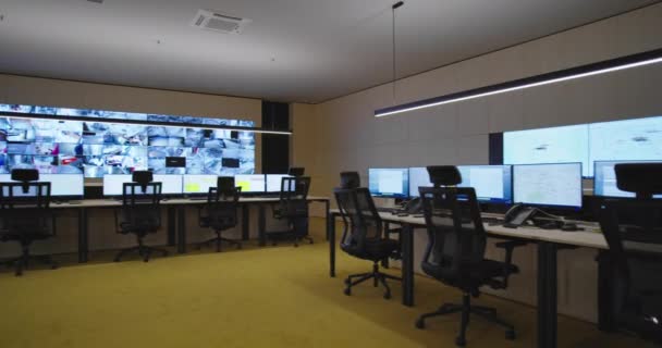 Escritório vazio, mesa e cadeiras em um centro de dados de segurança CCTV principal. — Vídeo de Stock