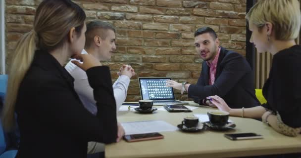 Üzletemberek találkozója egy kávézóban — Stock videók