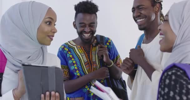 Afrikanska studenter i traditionella kläder hyvla och förbereda sig för verksamhet vid universitetet — Stockvideo