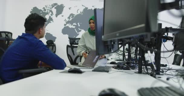 Ethnische Menschen arbeiten im Startup-Büro zusammen — Stockvideo